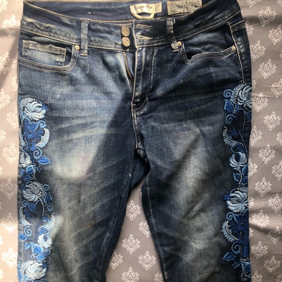 Embroidered short cut jeans size 11 - Picture 3 of 3